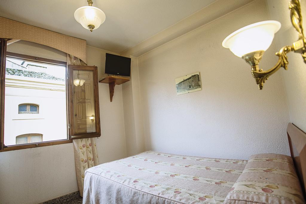 Hostal Plaza Ciudad-Rodrigo Szoba fotó